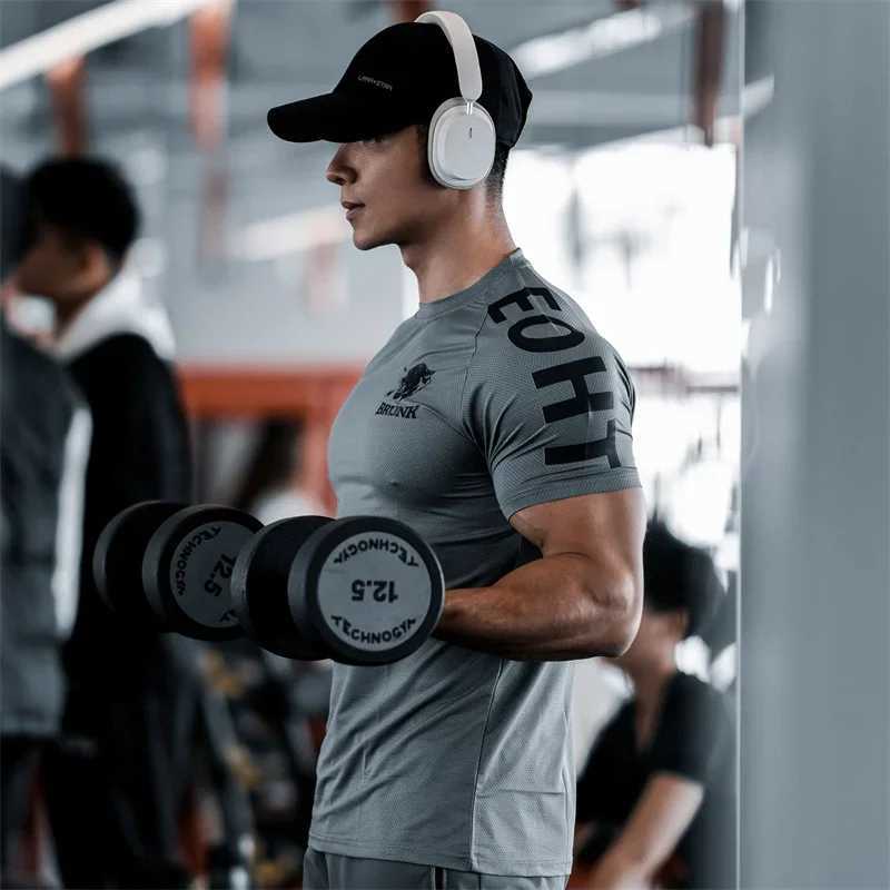 2024 Summer New Mens Sports and Leisure Running Fitness Shirt Fast Drying Breathable Training Short Sleeve T-shirt W250111
