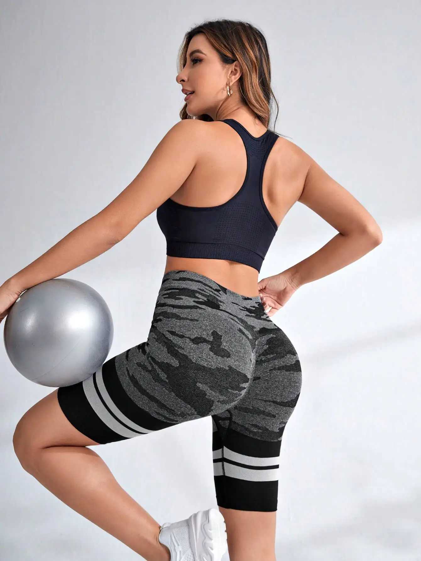 High-waisted Seamless Yoga ShortsHigh-elasticity Abdomen-shaping And Hip-lifting Tight Fitness ShortStripedWomens SportswearXJ250111