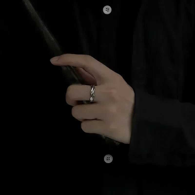 Mens Ring Womens Trend Design Metal Twist Simple Open Adjustable Finger Ring Jewelry Wedding Anillos W250111