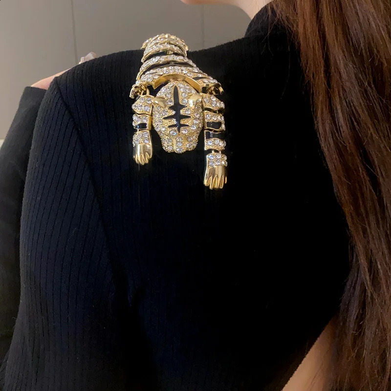 Vintage Hyperbole Gold or Silver Plated Rhinestones Large Tiger Leopard Shoulder Decor Brooches Jewelry For Women Gift 250103