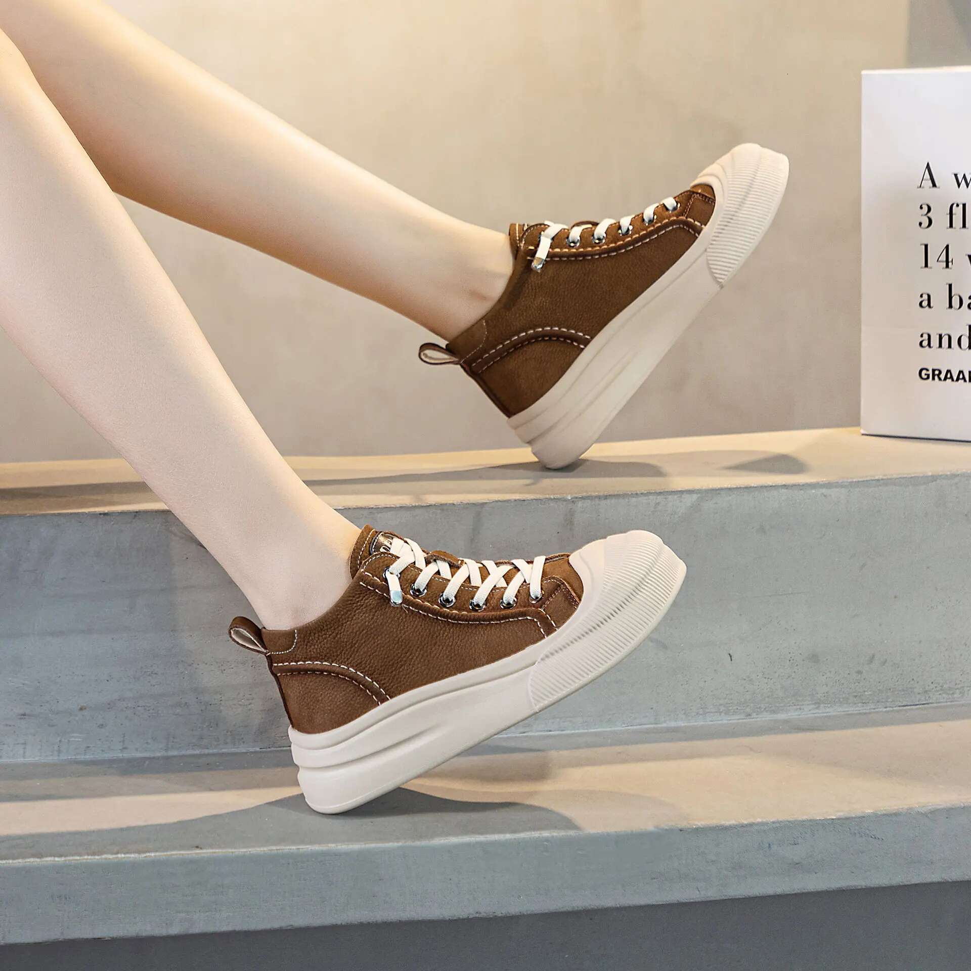 2025 New Women's Genuine Leather Sports Shoes Designer Autumn Thick Bottom Leisure Platform Ankle Boots Outdoor Women's High Top Vulcanized 