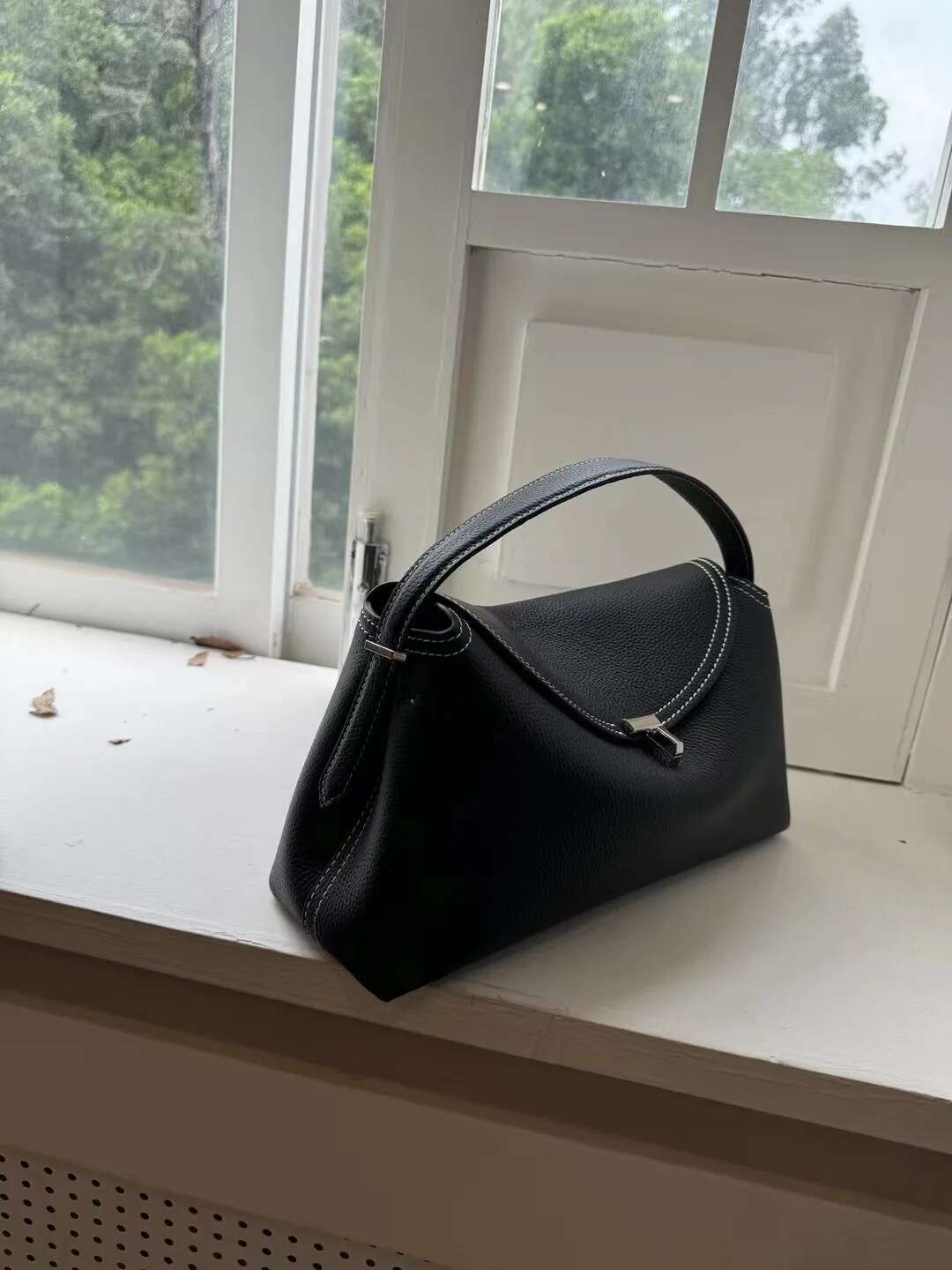 Niche High Quality Crossbody Handbag With Fashion Light Cowhide Shoulder Commuter Woman Bag