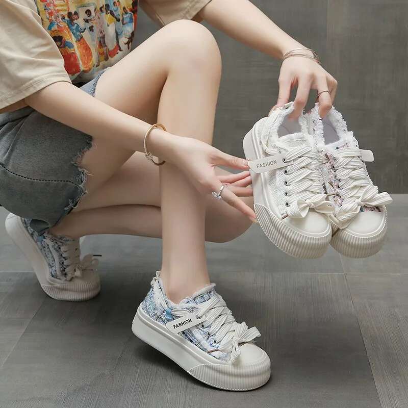 Outdoor Casual White Shoes For Women In Autumn And Winter 2025 Fashionable Thick Soled Big Toe Bread Shoes Designer Canvas Board Shoes