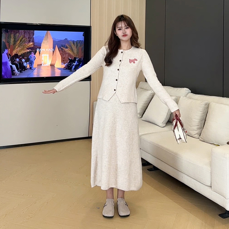 D310 Large size soft and comfortable warm casual loose Korean style Internet celebrity wear sweater top skirt two-piece set