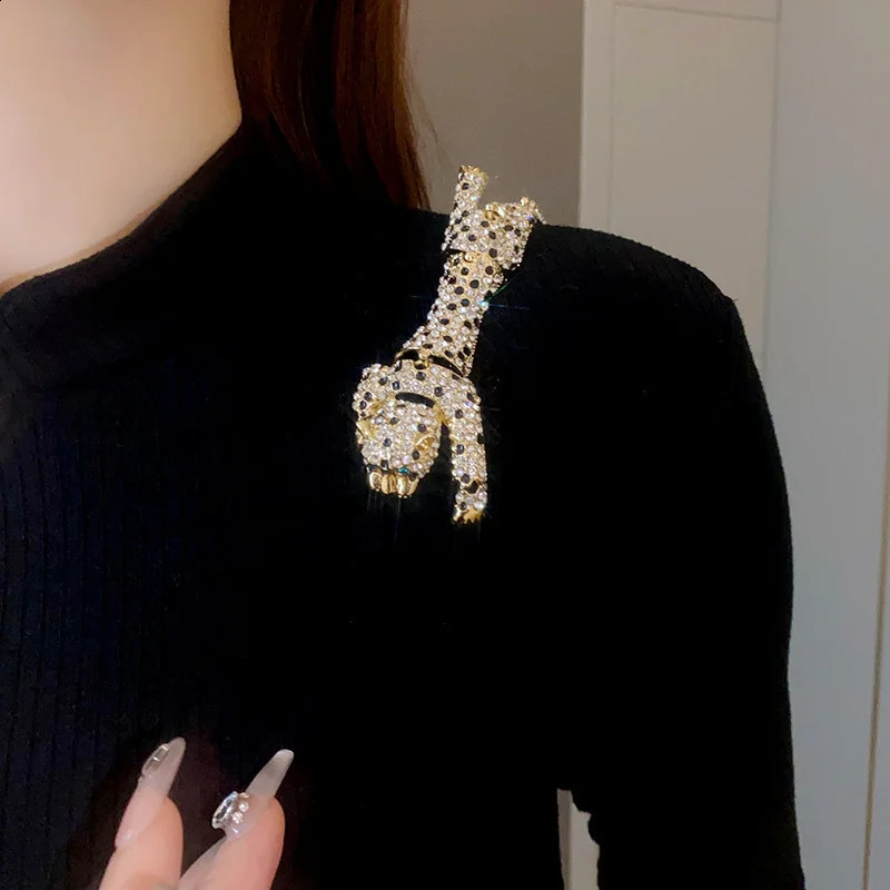 Vintage Hyperbole Gold or Silver Plated Rhinestones Large Tiger Leopard Shoulder Decor Brooches Jewelry For Women Gift 250103
