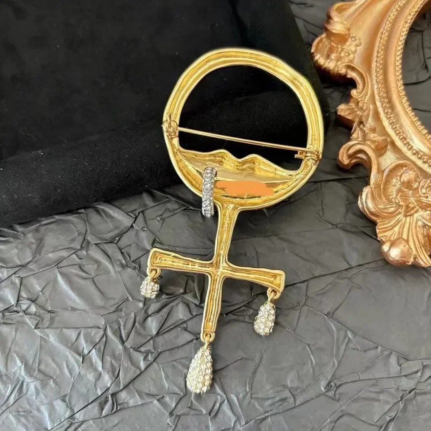 Fashion Trends Literary and Elegant Stars with The Same Facial Features Series Exaggerated Abstract Mouth Rhinestone Brooch 250103