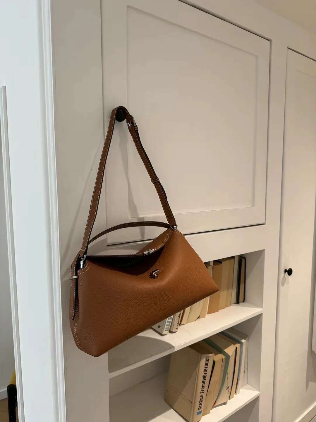 Niche High Quality Crossbody Handbag With Fashion Light Cowhide Shoulder Commuter Woman Bag