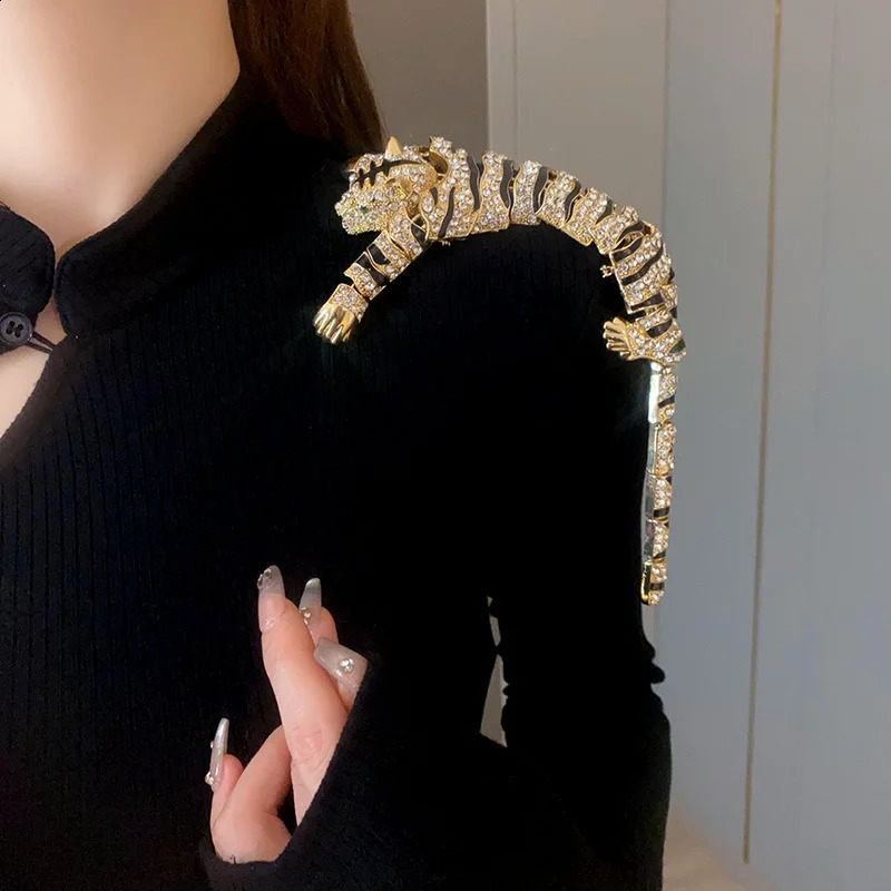 Vintage Hyperbole Gold or Silver Plated Rhinestones Large Tiger Leopard Shoulder Decor Brooches Jewelry For Women Gift 250103