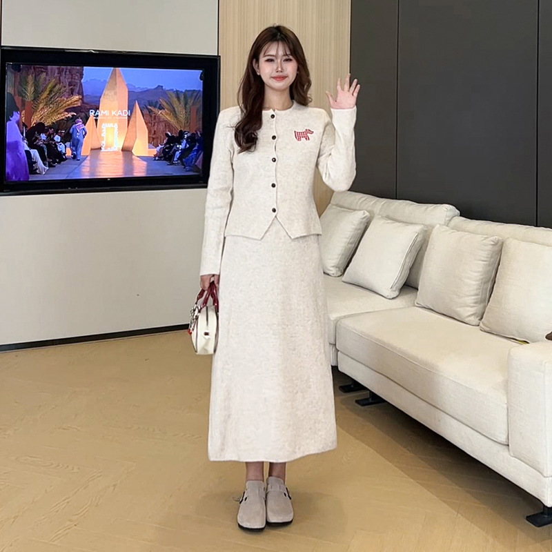 D310 Large size soft and comfortable warm casual loose Korean style Internet celebrity wear sweater top skirt two-piece set