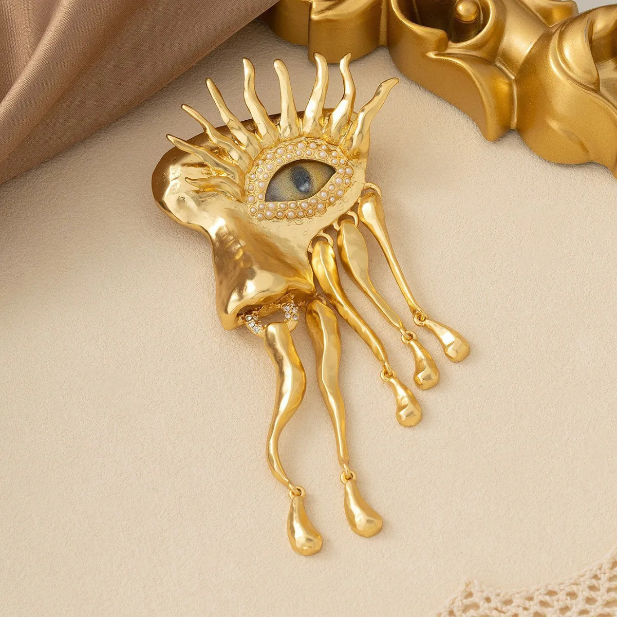Women Men Vintage Devils Eye Brooch Pins Exaggerated Trendy Style d Pearl Tassels Badge Jewelry Gifts High Quality 250103