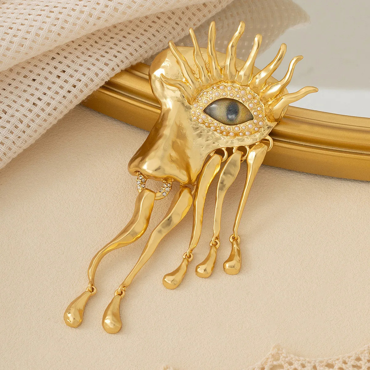 Women Men Vintage Devils Eye Brooch Pins Exaggerated Trendy Style d Pearl Tassels Badge Jewelry Gifts High Quality 250103