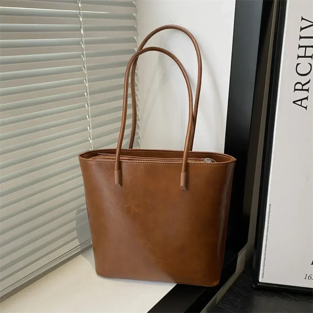 Vintage Fashion Bucket Bag Large Capacity Handbag Womens Commute Versatile Solid Color Highend Texture Shoulder 250107