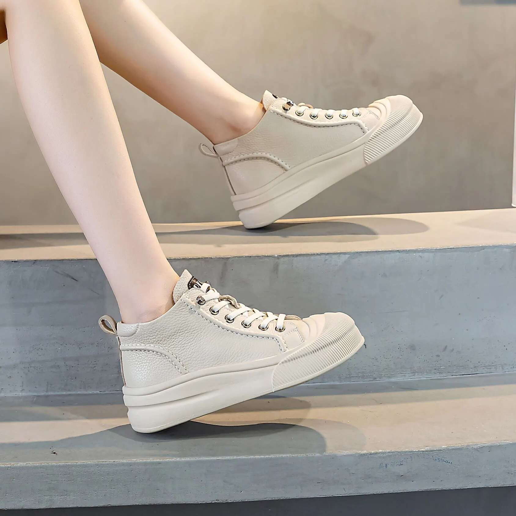 2025 New Women's Genuine Leather Sports Shoes Designer Autumn Thick Bottom Leisure Platform Ankle Boots Outdoor Women's High Top Vulcanized 