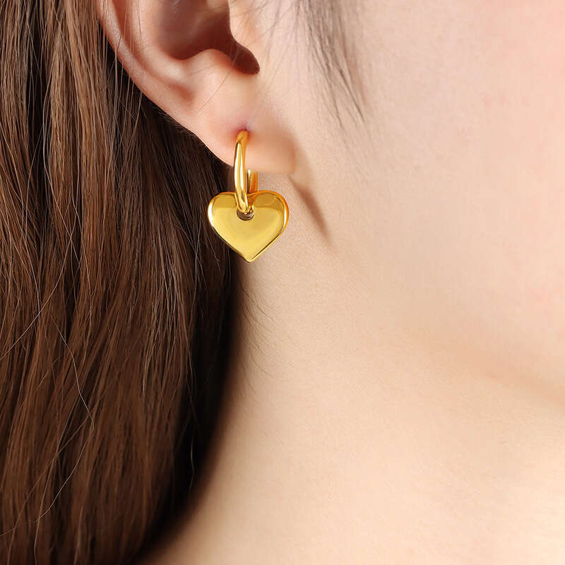Stainless steel ear rings, gold heart-shaped pendant earrings, fashionable and personalized women's earrings