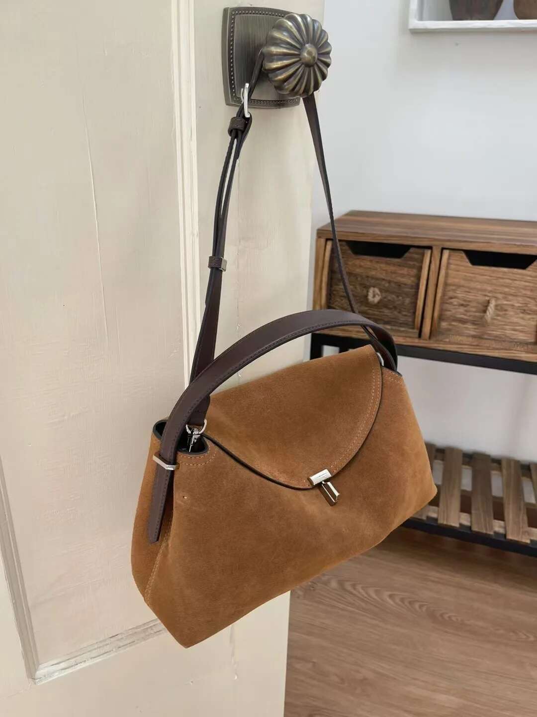 Niche High Quality Crossbody Handbag With Fashion Light Cowhide Shoulder Commuter Woman Bag