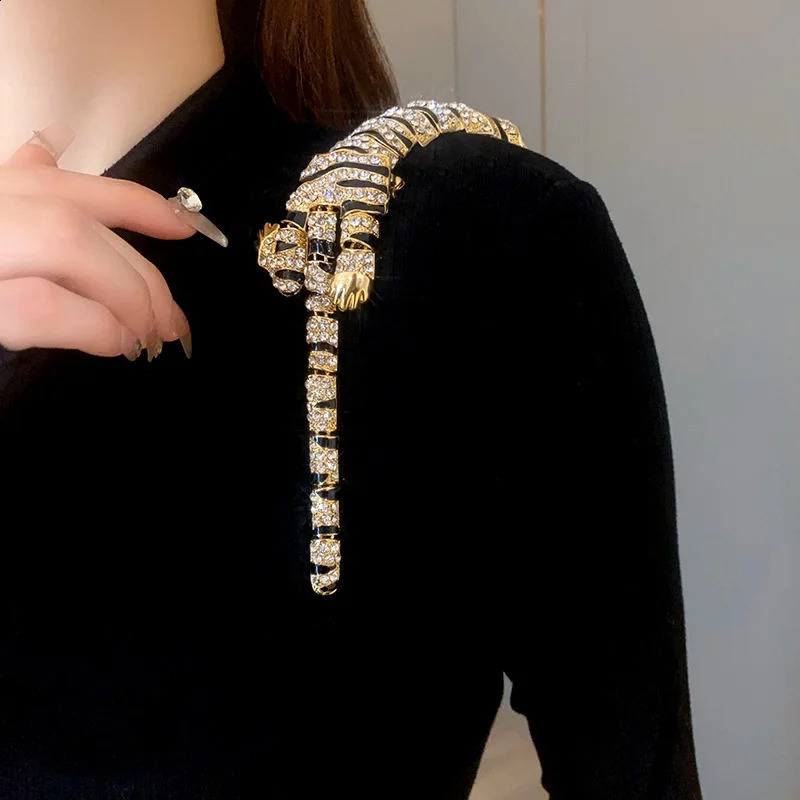 Vintage Hyperbole Gold or Silver Plated Rhinestones Large Tiger Leopard Shoulder Decor Brooches Jewelry For Women Gift 250103