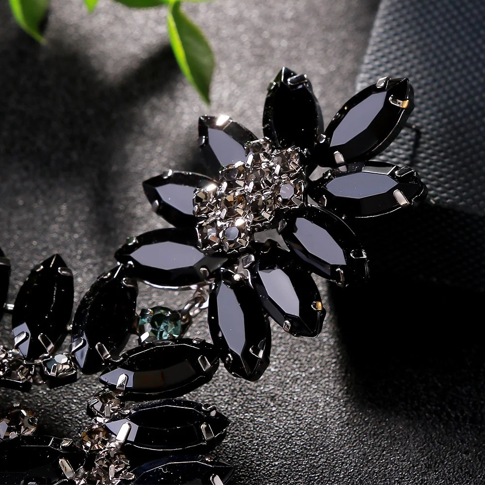 Black Exaggerated Flower Earrings Hollow Banquet Earrings Elegant Womens Large Water Diamond Pendant Earrings Christmas Gift 250110