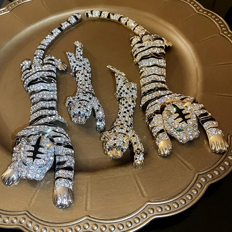 Vintage Hyperbole Gold or Silver Plated Rhinestones Large Tiger Leopard Shoulder Decor Brooches Jewelry For Women Gift 250103