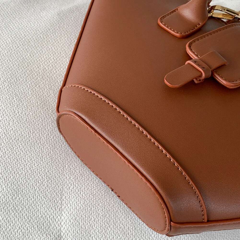 Designer Shoulder PU Leather Fashion Handbag Large Capacity Trendy Crossbody Fan-Shaped Bucket Bag For Women