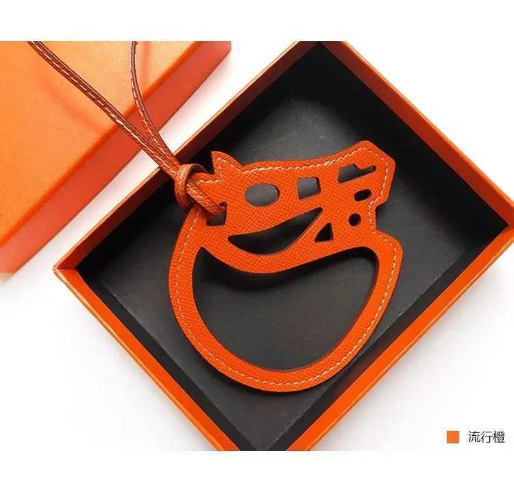 Keychains Lanyards Classic genuine leather horse keychain pendant womens bag backpack charm accessories decoration H250112