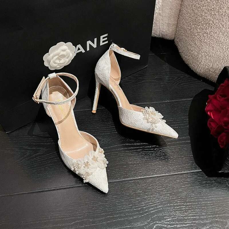 2024 European Summer Sandals Thin Heel Pointed Toe High Heels Fashion White Wer Wedding Shoes Bridesmaid Pumps