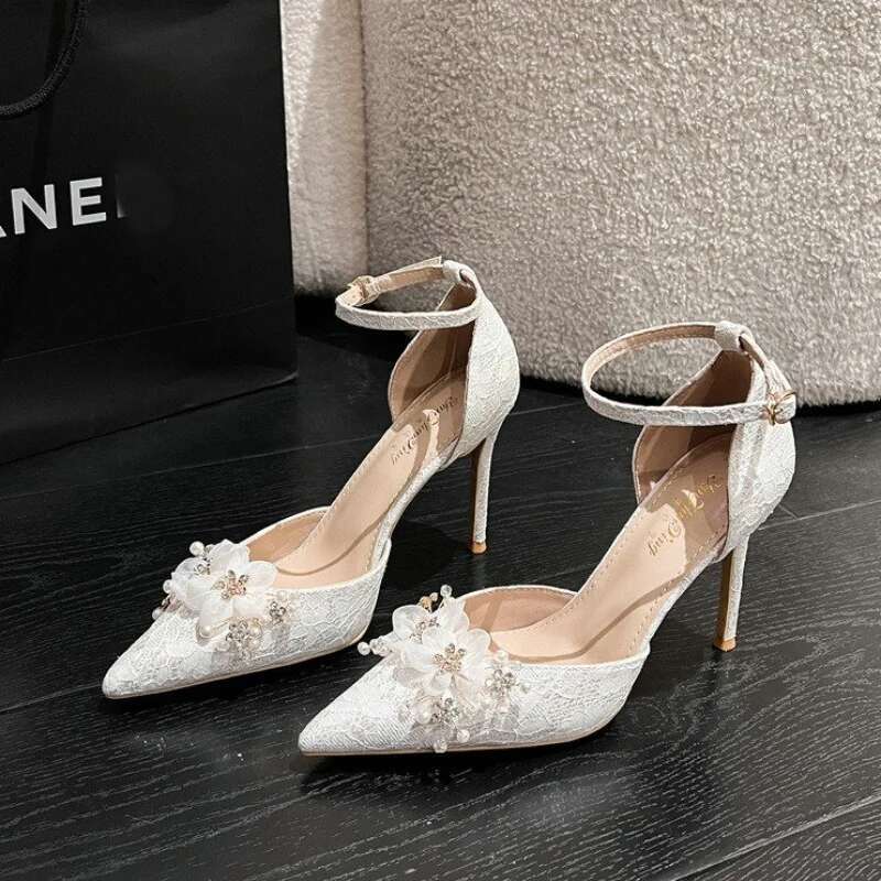 2024 European Summer Sandals Thin Heel Pointed Toe High Heels Fashion White Wer Wedding Shoes Bridesmaid Pumps
