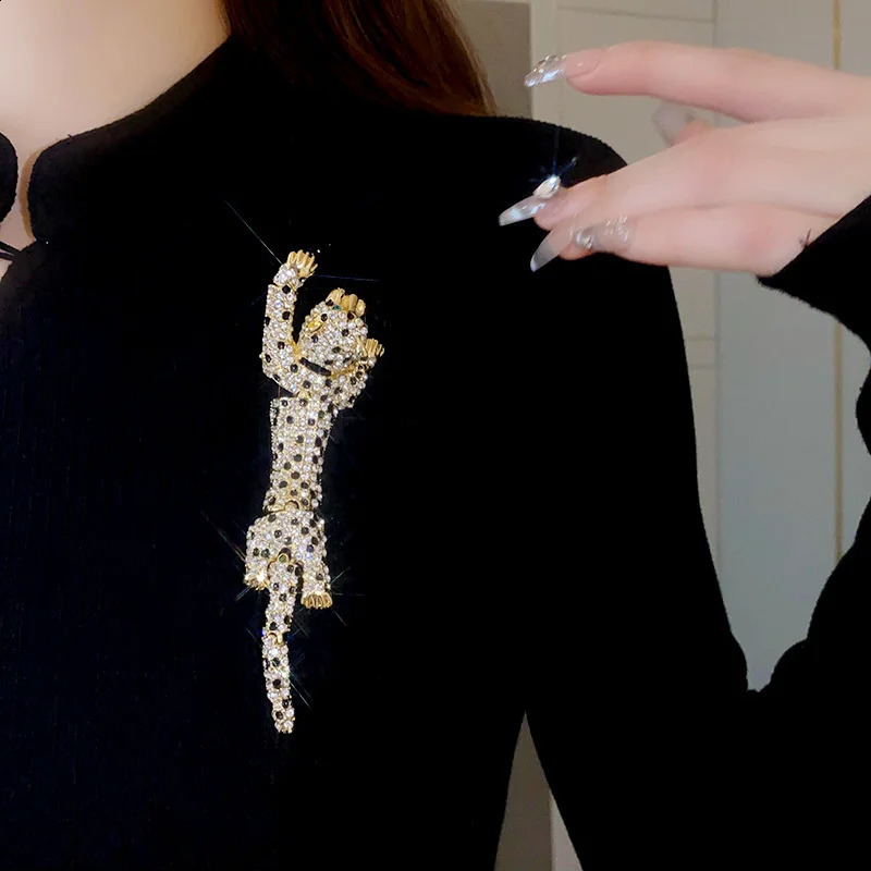 Vintage Hyperbole Gold or Silver Plated Rhinestones Large Tiger Leopard Shoulder Decor Brooches Jewelry For Women Gift 250103