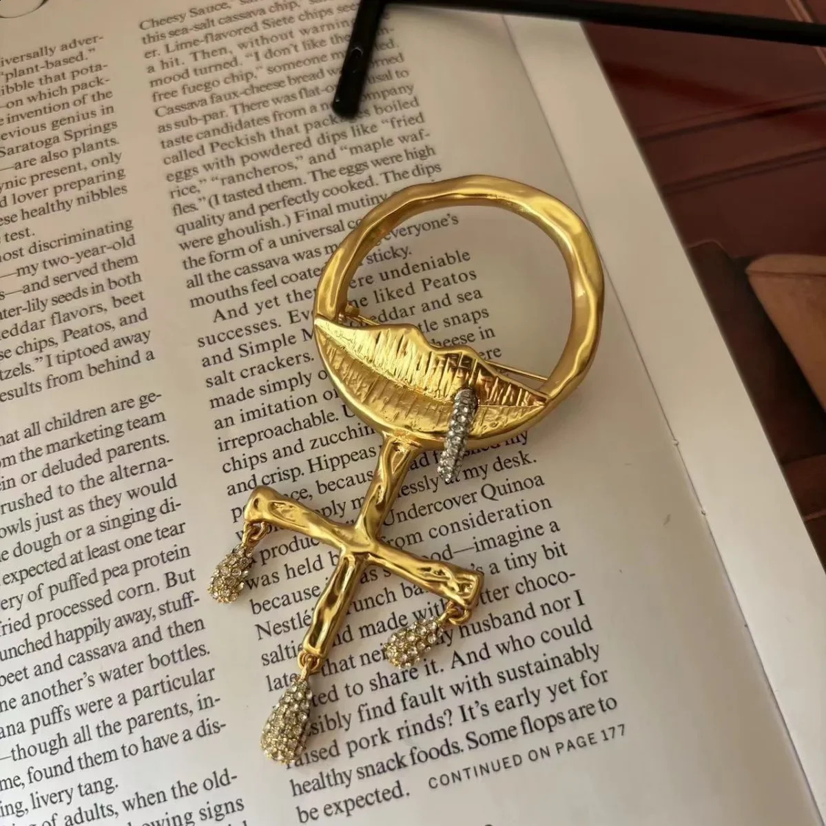 Fashion Trends Literary and Elegant Stars with The Same Facial Features Series Exaggerated Abstract Mouth Rhinestone Brooch 250103