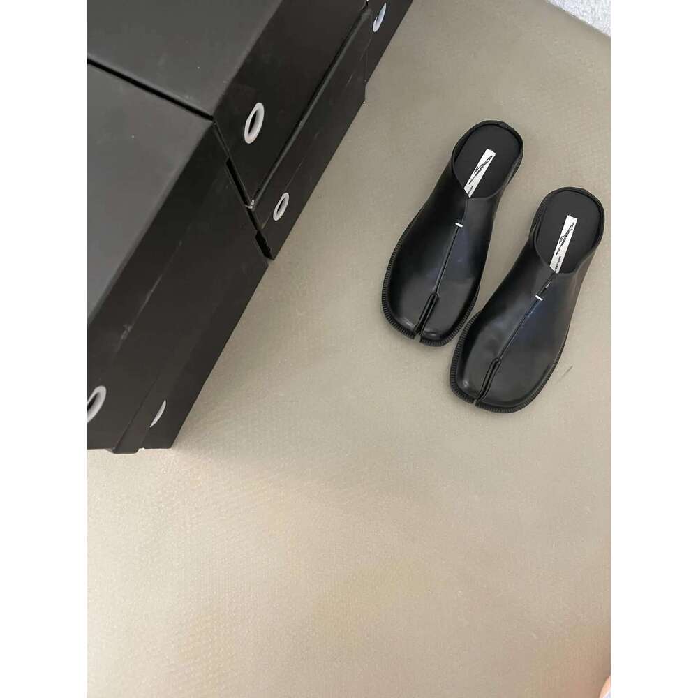 Novelty Split Toe Shoes Woman Ninja Tabi Leather Slides Comfy Mules Femmes Clog Sandals Pettitoes Slippers Women