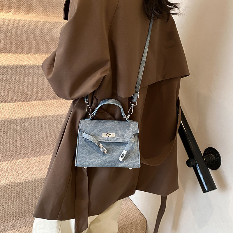 2025 Designer 2025 3 Explosive women's spring and autumn new trend crossbody senior texture all-in-one shoulder bag Fashion casual handbag free s