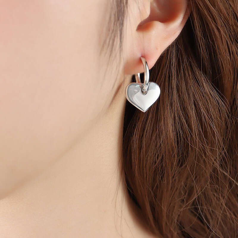 Stainless steel ear rings, gold heart-shaped pendant earrings, fashionable and personalized women's earrings