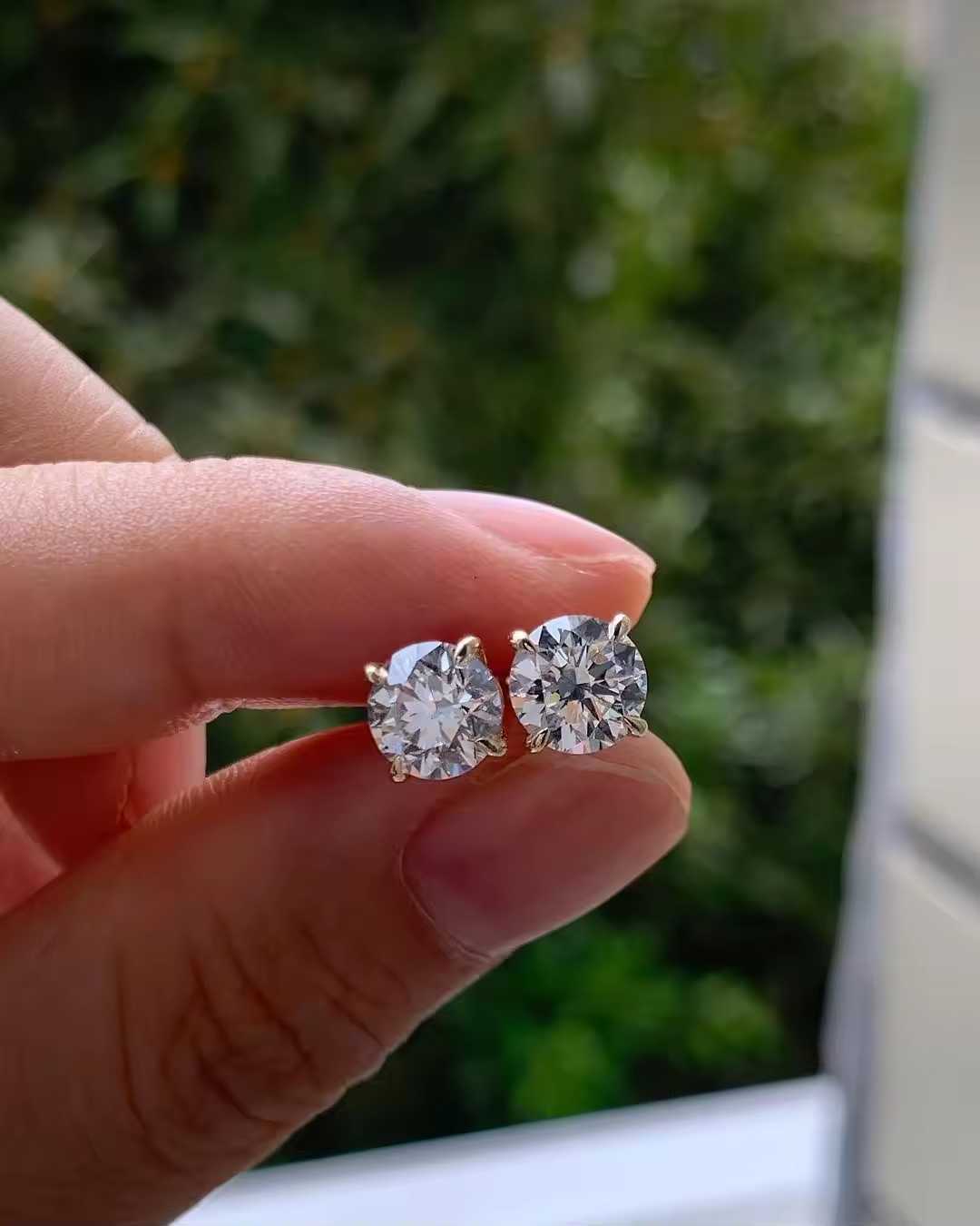 Classic 4 claws setting 1carat round brilliant lab grown diamond earrings stud real yellow gold with wholesale price IGI F VS1