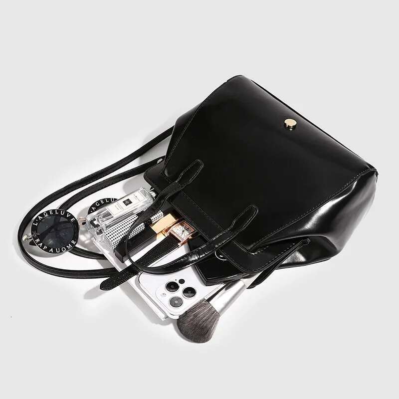 South Korea Autumn And Winter New Ins Women's Bag Clip Niche Retro Black Backpack Trendy Beach Handbag