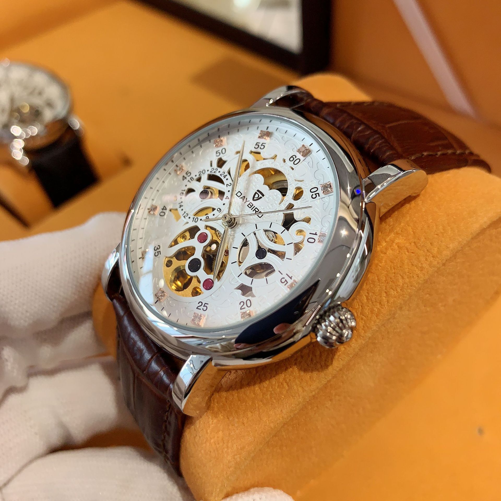 Stylish Men's Watch with Automatic Movement, Large Skeleton, and Night Glow Feature