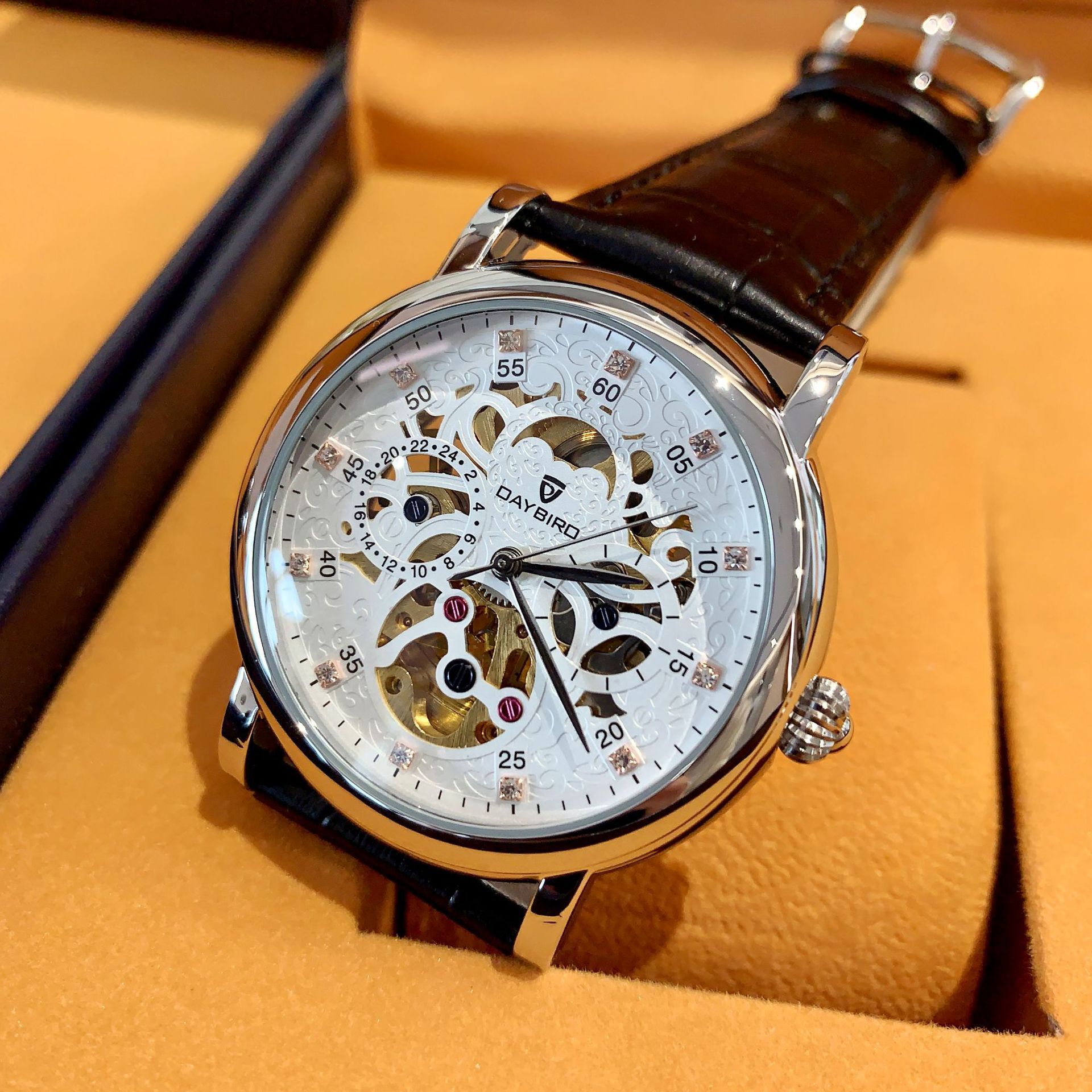 Stylish Men's Watch with Automatic Movement, Large Skeleton, and Night Glow Feature