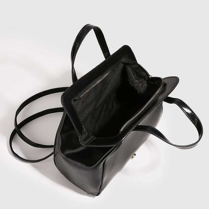 South Korea Autumn And Winter New Ins Women's Bag Clip Niche Retro Black Backpack Trendy Beach Handbag