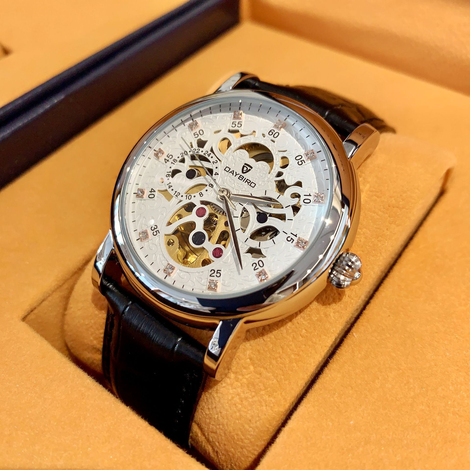 Stylish Men's Watch with Automatic Movement, Large Skeleton, and Night Glow Feature