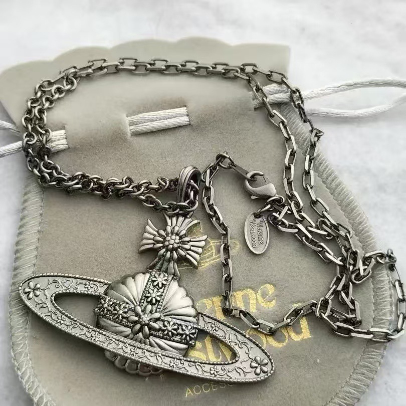 Pendant Necklaces Designer Wests Woods Queen Dowagers Celebrity Internet Famous Carved Saturn Pendant Necklace Hiphop Punk Style AA