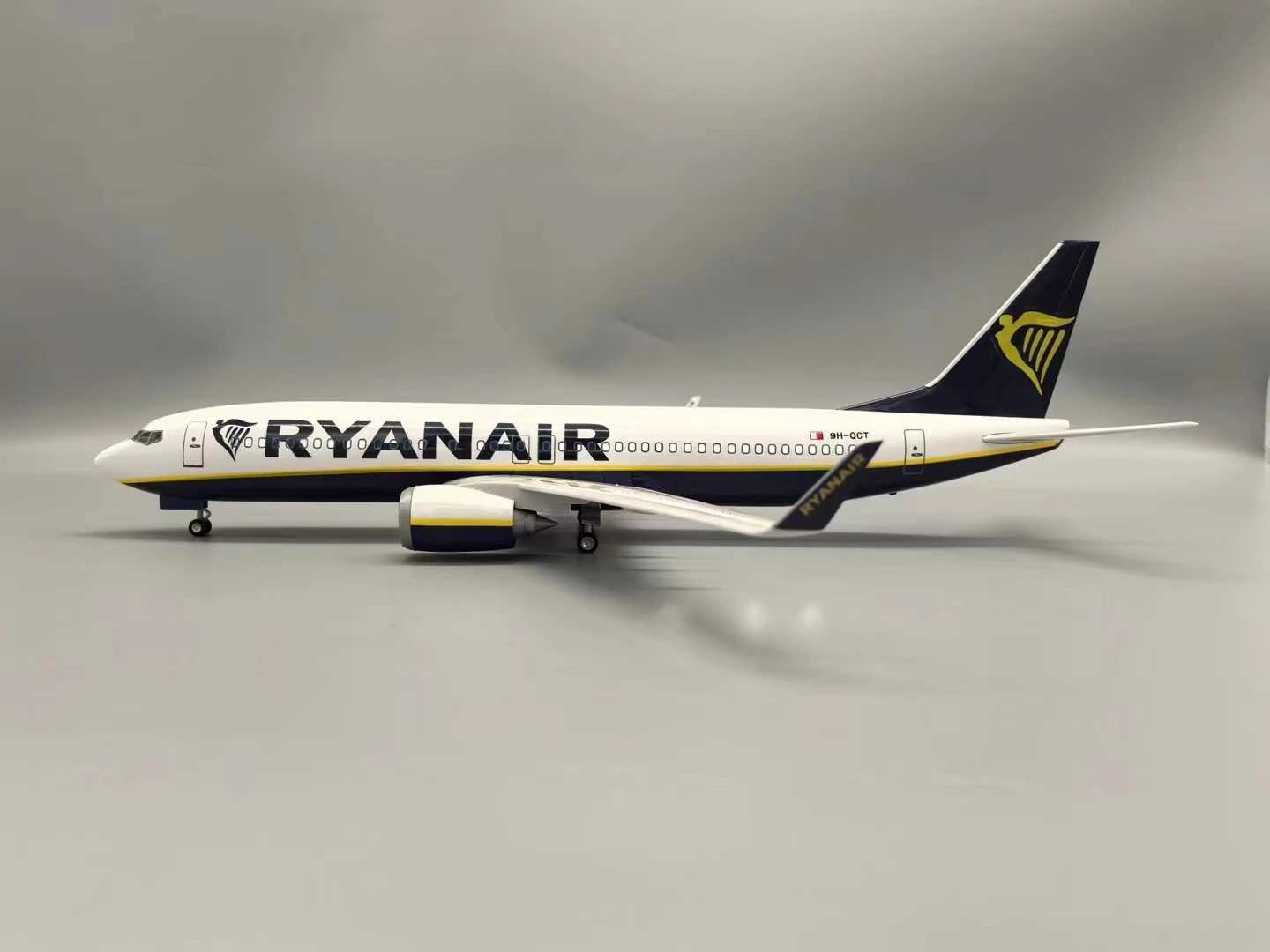 1 85 Scale 47cm 737 Aircraft Model Ryanair Ireland B737-800 Aircraft Model Die-Cast Resin Aircraft with LED Lights X250114