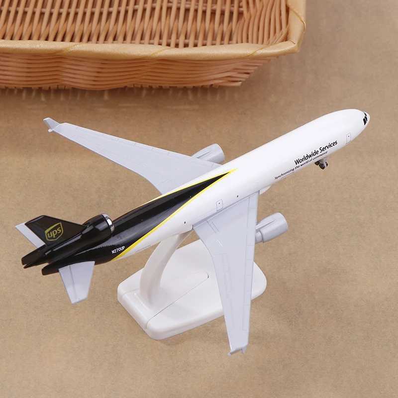 20cm Scale 1 200 Alloy Metal Air UPS Airlines MD-11 Diecast Airplane Model Aircraft With Wheels Landing Gears Aeroplane Model X250114