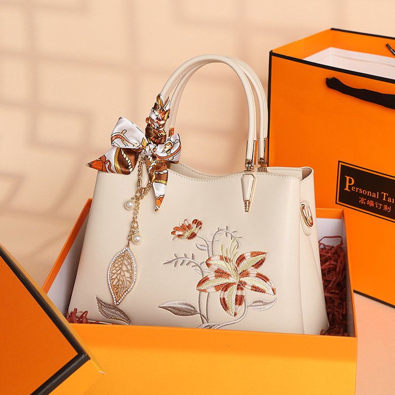 New Designer Bag Ethnic Style Art Design Bag Large Capacity Light Luxury Embroidery Handbag Wallet Tote Bag