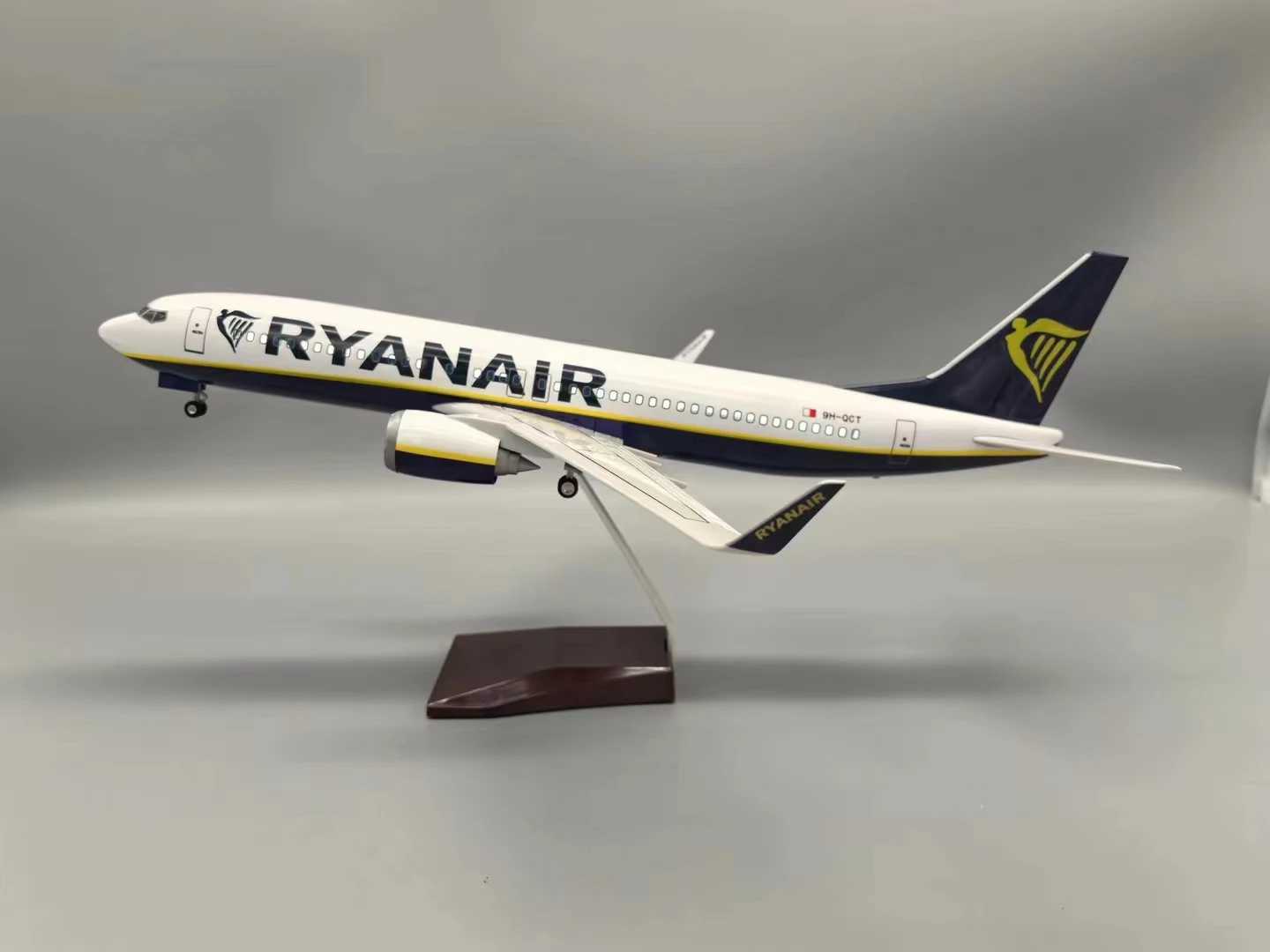 1 85 Scale 47cm 737 Aircraft Model Ryanair Ireland B737-800 Aircraft Model Die-Cast Resin Aircraft with LED Lights X250114
