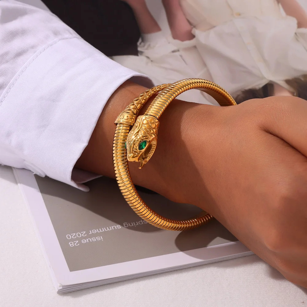 Fashion stainless steel snake bracelet womens retro green eye bracelet jewelry wholesale 250109