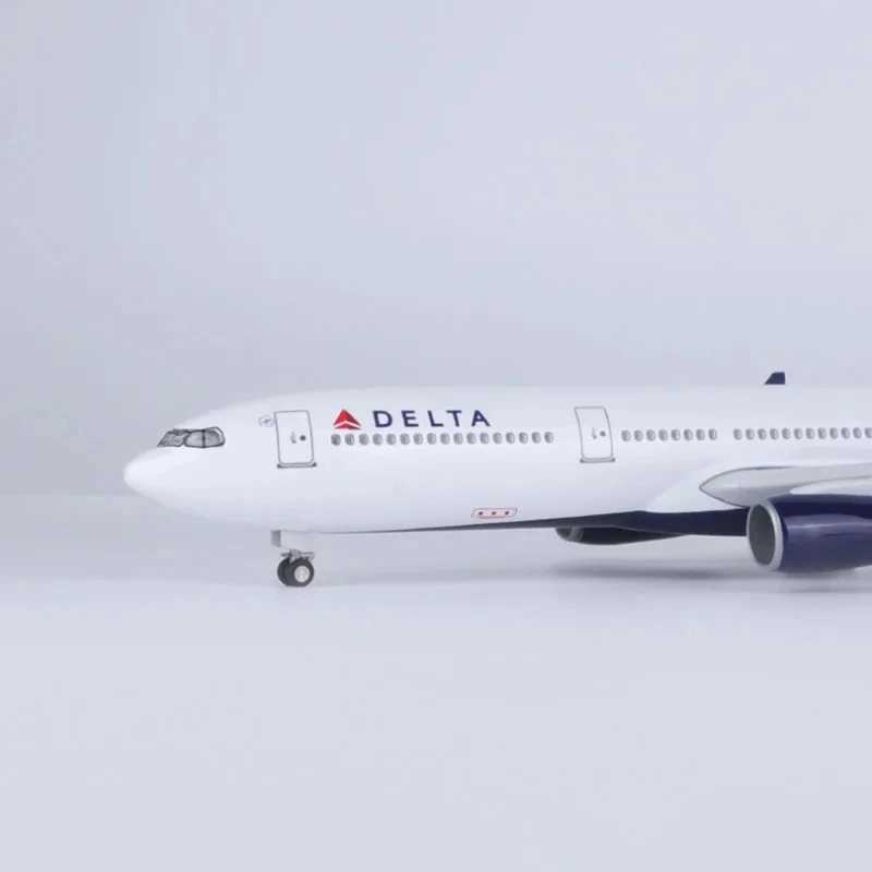 47CM 1 135 Scale A330 DELTA Airline Aircraft Model with Lights and Wheels Resin Plastic Assembled Aircraft Decoration X250114