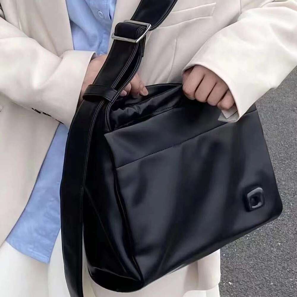2025S Designer S New Model New High End Single Shoulder Crossbody For Women With Large Capacity Underarm Students Classroom Leisure Commuting Tote Bag