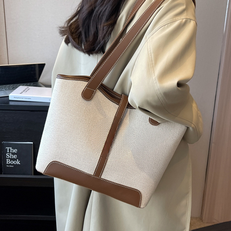 New Designer Bag Large Capacity Handbag Autumn And Winter New Fashion Trend Women's Commuting Multifunctional Shoulder Bag Leisure Outdoor Bag