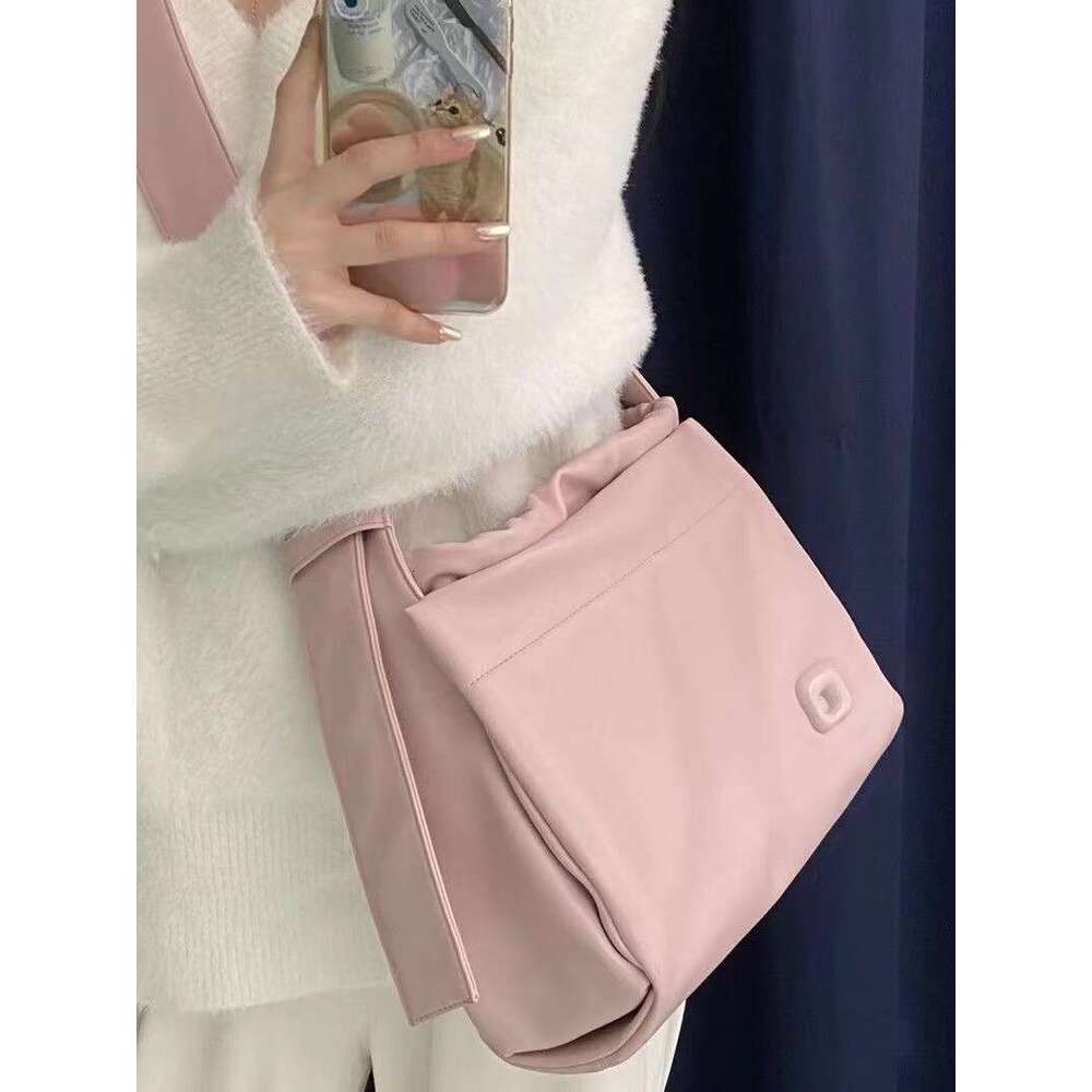 2025S Designer S New Model New High End Single Shoulder Crossbody For Women With Large Capacity Underarm Students Classroom Leisure Commuting Tote Bag