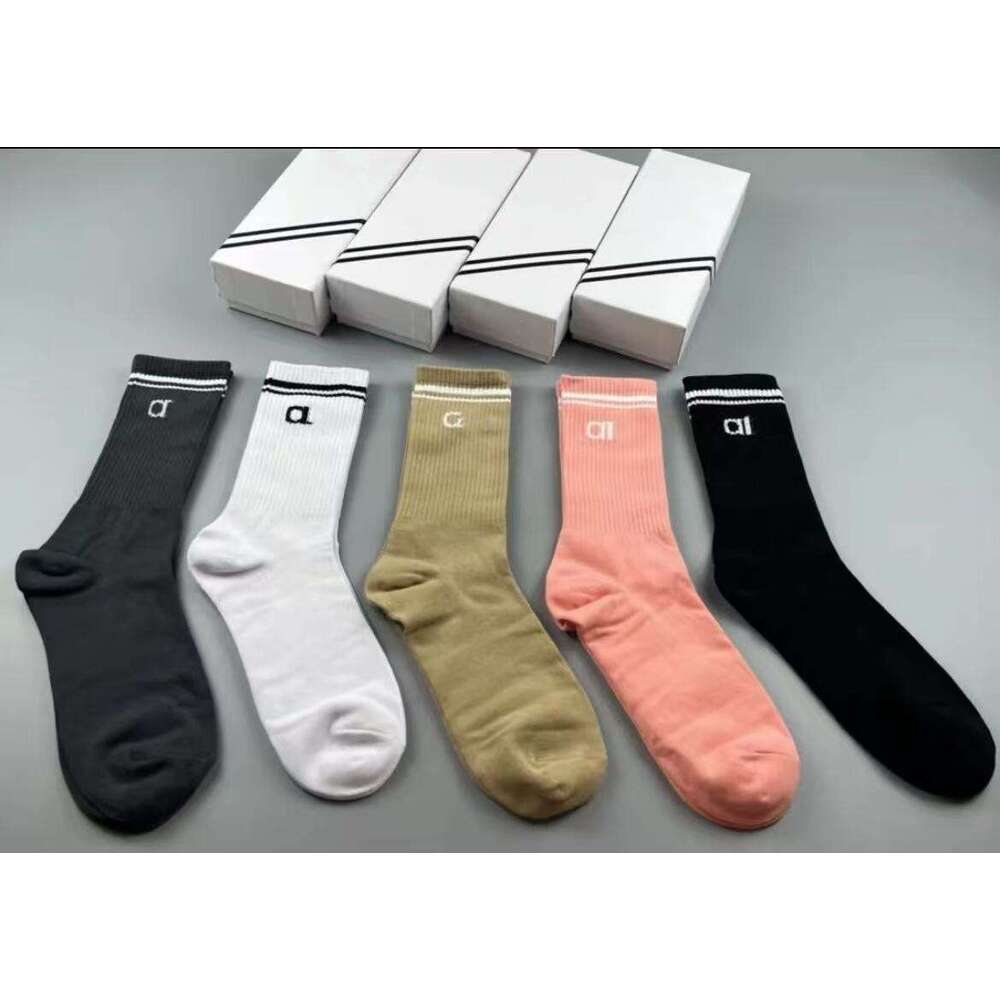Womens yoga stockings Outdoor Throwback Womens Cotton Medium Tube Sports Socks Four Seasons Comfy Cushioning Classic Academic Style Stretchy Sweat-Wic