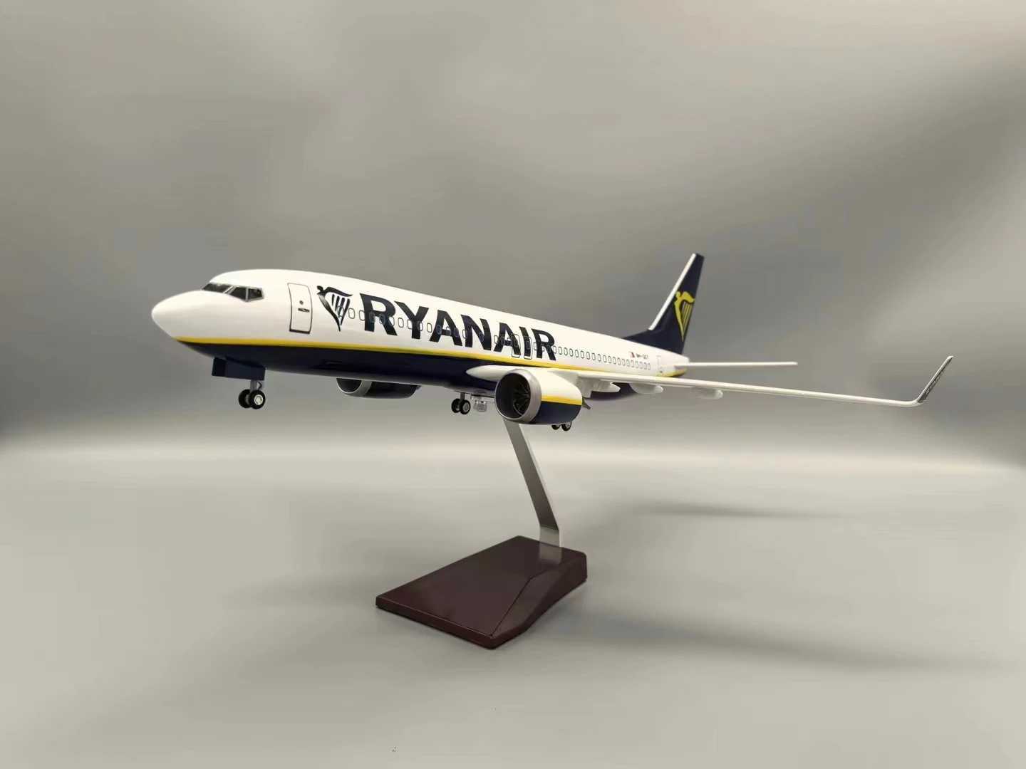 1 85 Scale 47cm 737 Aircraft Model Ryanair Ireland B737-800 Aircraft Model Die-Cast Resin Aircraft with LED Lights X250114