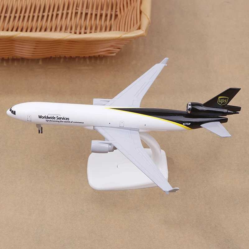 20cm Scale 1 200 Alloy Metal Air UPS Airlines MD-11 Diecast Airplane Model Aircraft With Wheels Landing Gears Aeroplane Model X250114
